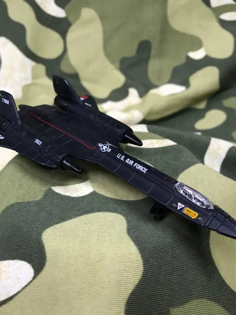 Maisto SR 71 Blackbird US Air Force Reconnaissance Jet 1/64 Scale Diecast Jet